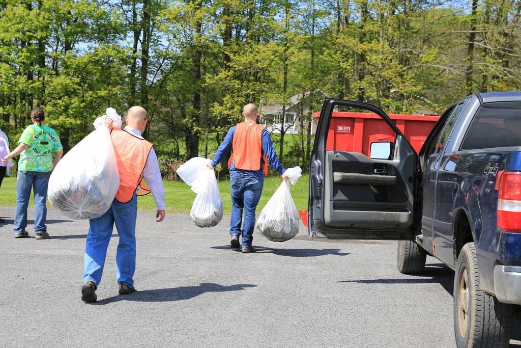 GOLDEN Employee Owners Clean Up Community for Earth Day